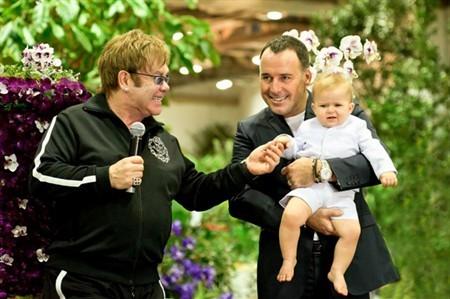 A Elton John le preocupa la posible discrimación que sufra su hijo en el futuro