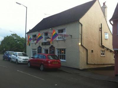 'The Lion' un pub del Reino Unido es obligado a quitar las banderas LGTB