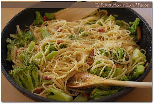 Espaguetis con brócoli y bacon a las cinco pimientas