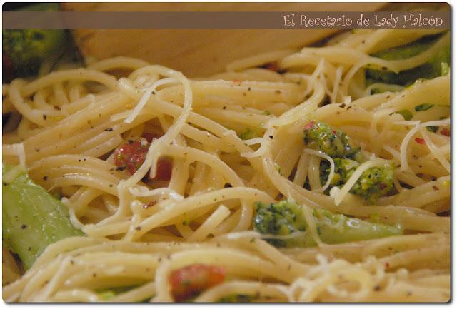 Espaguetis con brócoli y bacon a las cinco pimientas