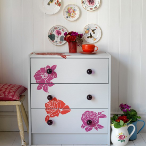 mueble ikea con cajones RAST retocado pintado blanco flores