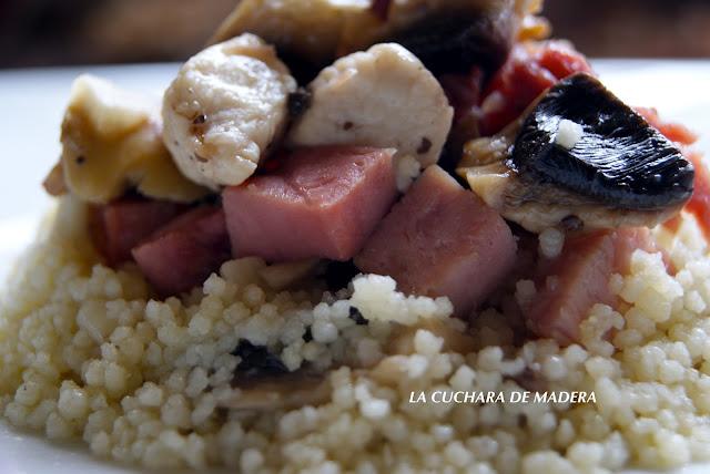 CUSCUS CON POLLO, CHAMPIÑONES Y JAMONES