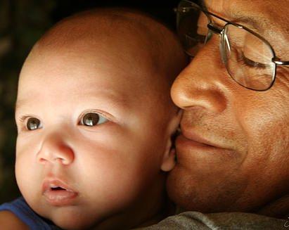 La Edad Paterna Avanzada Afecta la Salud del Niño