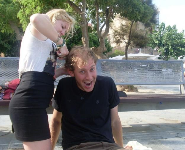 Primer corte de pelo del viaje en manos de Hanna y sus tijeras