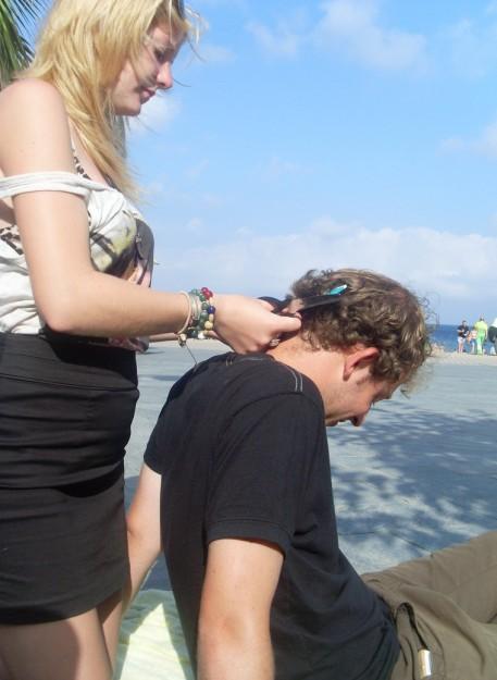 Primer corte de pelo del viaje en manos de Hanna y sus tijeras