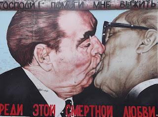 MURO DE BERLÍN, EAST SIDE GALLERY: EL ARTE COMO VÍNCULO HACIA LA LIBERTAD