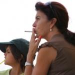 Madre fumando