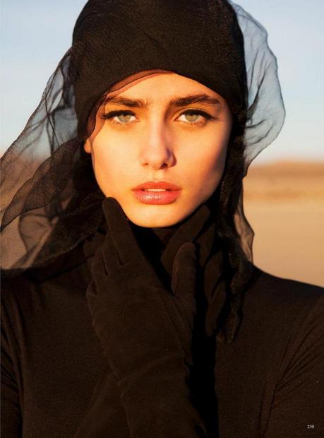 Fondo rojo sobre un lecho blanco.