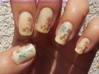 Amarillo pastel con estampado marrón y hadas azules