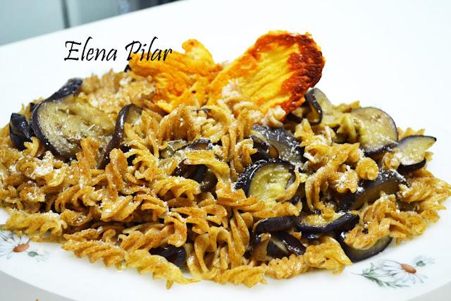 Espirales integrales con Berenjena y galleta de Parmesano