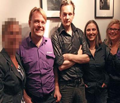 La 'víctima' sexual de Assange sonríe en una foto con él después del 'incidente'