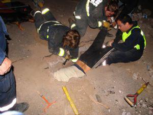 Foto: Me comentan que hay problemas para cargar el enlace , asi que lo pongo así   http://www.losandes.com.ar/notas/2012/8/24/barrio-vilo-durante-horas-rescate-perro-662709.asp  Un barrio en vilo durante 12 horas por el rescate de un perro En un extenso y solidario operativo en Godoy Cruz, vecinos y bomberos hicieron un boquete para salvar al animal que estaba atascado en una bocacalle. Un panadero que se introdujo en el hueco fue el héroe máximo de la jornada.   Un barrio en vilo durante 12 horas por el rescate de un perro   Un ex perro callejero que pasó más 12 horas debajo de una acequia en el barrio San Ignacio de Godoy Cruz fue rescatado en la madrugada del jueves con la ayuda solidaria de vecinos y bomberos voluntarios. Empleando sogas, palas y linternas, el improvisado y solidario grupo de rescate logró sacar al asustado animal luego de hacer un boquete en el asfalto. El héroe de la jornada fue un panadero -futuro policía- quien sacó al can de las húmedas y oscuras profundidades ingresando por un estrecho orificio.  “Petiso” es un perrito que durante años fue maltratado y golpeado. Cuando logró escapar, vivió mucho tiempo en la calle, pero su sufrimiento terminó cuando Ana Zanguinetti lo adoptó junto a dos de sus amigos, “Negro” y “Chiquita”.  “Todos los mediodías les abro la reja para que salgan a pasear un rato. Generalmente a los 20 minutos vuelven solos. Pero ayer, al ver que no volvían, los empecé a buscar por el barrio y las tres y media de la tarde encontré a “Negro” ladrando en una acequia”, explicó a Los Andes la dueña de los canes.  “Ellos son muy compañeros y siempre se cuidan así que me acerqué y me di cuenta de que ‘Petiso’ había caído a la acequia y estaba encajado, tirado, lleno de tierra y llorando. Fui a la municipalidad y me dijeron que llamara a los bomberos”, agregó la mujer, quien sufrió un resfrío luego de pasar horas esperando que su mascota pudiera salir de la bocacalle.  Solidaridad en acción  “A las siete de la tarde nos dimos cuenta de que había una señora iluminando la parte de abajo de la calle que conecta las acequias en la esquina de Pedro Goyena y Uspallata. Nos llamó la atención y, cuando nos acercamos a preguntarle, nos dijo que su perrito se había caído a la acequia desde el mediodía y no podía sacarlo porque estaba atorado ahí”, contó Sofía Fernández, vecina de la zona y testigo directo del hecho.  Los sollozos del perro y la angustia de su dueña activaron la solidaridad de unos 20 vecinos, que junto a los Bomberos Voluntarios de Godoy Cruz iniciaron el extenso operativo. Una unidad del Cuerpo se hizo presente y cuatro rescatistas intentaron retirar al animal de la encrucijada de cemento en la que se hallaba.  Pero los esfuerzos fueron infructuosos ya que el grupo electrógeno del móvil no funcionaba y, para sumar dificultades, tras haber estado durante largo tiempo encendidas, las linternas de los uniformados se quedaron sin baterías. Sin embargo, eso no fue impedimento para que la solidaridad de los preocupados lugareños continuara en acción con sus linternas.  Finalmente, y una vez solucionado el desperfecto con el grupo electrógeno de los bomberos, el taladro hidráulico pudo perforar la bocacalle. Allí cobró protagonismo el “héroe” de la jornada: Marcelo Arévalo (31), futuro policía y maestro panadero de un comercio cercano.  “Estaba llegando a trabajar a las 21 y vi a un grupo de personas en la esquina así que pensé que se trataba de un accidente y actué con mi criterio porque me falta poquito para recibirme de oficial de la policía”, explicó el maestro panadero que rescató al perrito.  Y agregó, decidido: “Uno actúa con lo que le enseñaron por eso me decidí a bajar porque pensé que había una criatura debajo de la calle. Me fijé y era un perro. Automáticamente actué de la mejor manera que pude. Era una vida y yo, como policía, tengo que actuar para tratar de ayudar”.  “Me desabrigué, me pasaron herramientas y empecé a excavar los 20 centímetros de tierra seca que rodeaban al animal. Mi cuerpo entraba justo y con poco oxígeno hasta que me fui acercando”, detalló Arévalo.  “Los bomberos llegaron, rompieron el asfalto y empezamos a sacar escombros. El único que podía entrar, por mi contextura física, era yo. Me acerqué al perro y seguí cavando con la ayuda de los bomberos que me agarraban de los pies”, siguió el uniformado.  El esperado rescate  “El agujero que hicieron los bomberos era de 30cm por 30cm, así que con una mano levantaba al animal y con la otra le sacaba tierra. Una vez que saqué la tierra, aseguré el cuerpo del perro con una soga y después de cuatro horas lo liberamos”, concluyó orgulloso el futuro oficial de policía.  Tras cavar y despejar la basura, la tierra endurecida y las raíces en la acequia cubierta, Arévalo pudo alcanzar al animal y, tomándolo de sus patas traseras, sacarlo de la profundidad.  El operativo, que finalmente permitió liberar al animal, duró cuatro horas y el perro recién pudo salir a la superficie alrededor de las 2 de la madrugada de este jueves, luego de pasar más de 12 horas atascado en la cuneta.  “Como testigo y colaborador en este rescate considero destacable esta prueba de solidaridad y vocación de servicio por parte de los rescatistas , la colaboración de vecinos y una prueba del valor que cobra la defensa de la vida, en este caso, la de un infortunado animalito”, reflexionó Daniel Fernández, quien colaboró en el operativo.  Por su parte, la dueña de “Petiso”, que ya está repuesto del susto en su casa, concluyó conmovida: “Quiero agradecer especialmente a Marcelo y a los vecinos que se portaron de manera excelente. Fue increíble la solidaridad: unos traían café, otros me consolaban, otros llevaban sogas. La verdad es que estoy muy agradecida”.