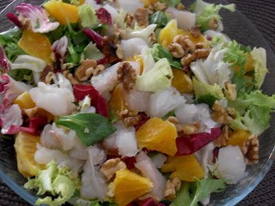 Ensalada surtida con bacalao,naranja y nueces