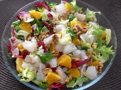Ensalada surtida con bacalao,naranja y nueces