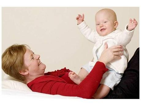 Un bebé necesita cosquillas de su madre para sobrevivir