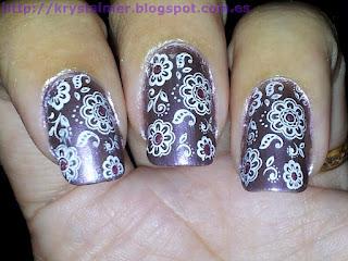 Esmalte duocromático Essence Princess Prunella con flores blancas