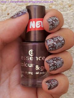 Esmalte duocromático Essence Princess Prunella con flores blancas