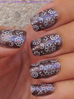 Esmalte duocromático Essence Princess Prunella con flores blancas