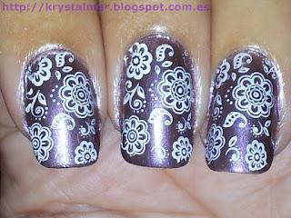 Esmalte duocromático Essence Princess Prunella con flores blancas