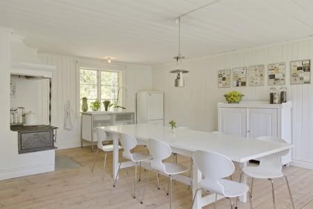 techo de madera blanco suelo de madera blanco suelo de madera sillas hormiga sillas fritz hansen sillas eames sillas arne jacobsen sillas ant muebles nórdicos muebles eames Estilo nórdico de vacaciones estilo nórdico diseño de interiores diseño danés muebles decorar casas decoración vacaciones decoración nórdica decoración muebles de diseño decoración espacios diáfanos decoración de paredes decoración de interiores cocina moderna abierta blog interiores blog decoración 