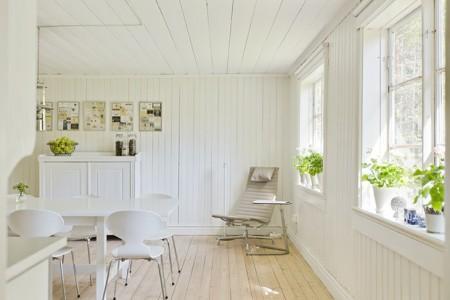 techo de madera blanco suelo de madera blanco suelo de madera sillas hormiga sillas fritz hansen sillas eames sillas arne jacobsen sillas ant muebles nórdicos muebles eames Estilo nórdico de vacaciones estilo nórdico diseño de interiores diseño danés muebles decorar casas decoración vacaciones decoración nórdica decoración muebles de diseño decoración espacios diáfanos decoración de paredes decoración de interiores cocina moderna abierta blog interiores blog decoración 