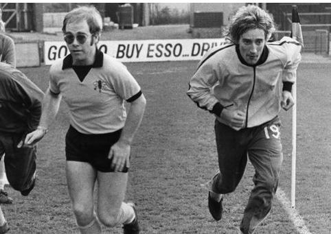 ELTON JOHN Y ROD STEWART DE FUTBOLISTAS: UNA FOTO PARA LA HISTORIA