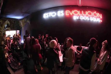 “Dos Equis da un paso adelante para mostrar su evolución con arte y fotografía”