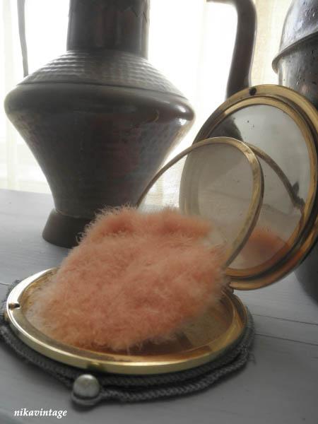 Una polvera antigua y algo más