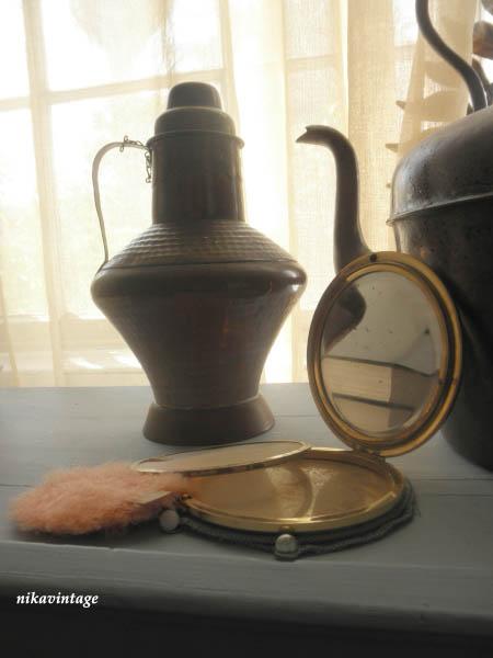 Una polvera antigua y algo más