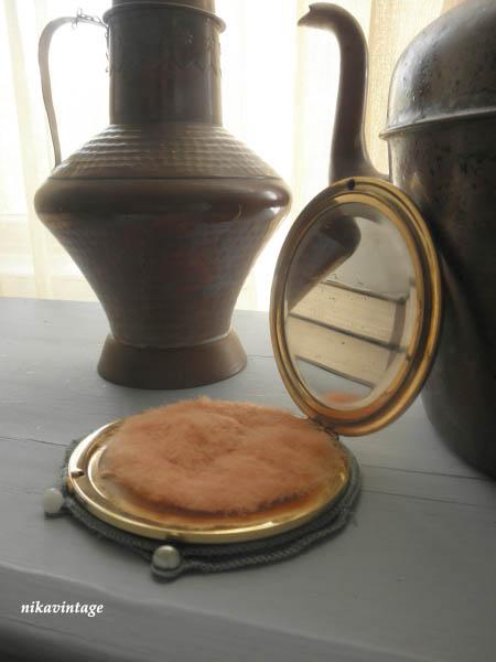 Una polvera antigua y algo más