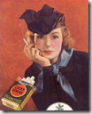 Una mujer fumando, símbolo absurdo de la liberación femenina., producto de la propaganda manipuladora.