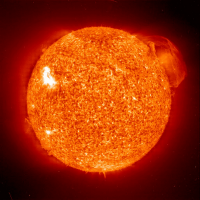 La materia de las estrellas se ecnuentra en estado de plasma, debido a las altas temperaturas producidas por la enorme presión gravitatoria.