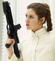La encantadora «Princesa Leia Organa», armada con un «Blaster»