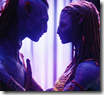 Momento amoroso entre los dos Na'vi protagonistas de «Avatar»