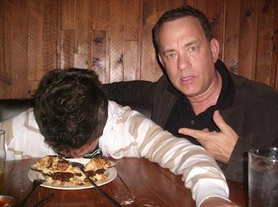 Viral: Fotos De Tom Hanks y Un Fan Ebrios