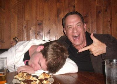 Viral: Fotos De Tom Hanks y Un Fan Ebrios