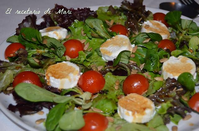 ENSALADA DE QUESO DE CABRA CON ALIÑO DE MIEL
