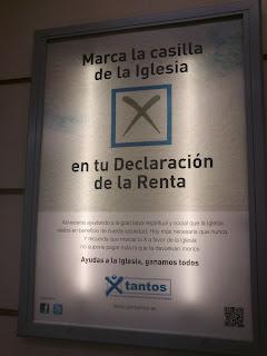 A dios rogando y con el mazo dando