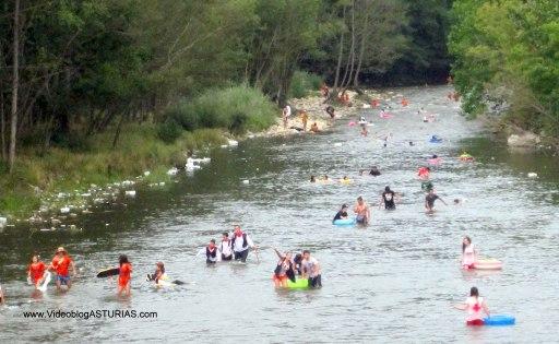 Descenso Folclórico Nalon 2012 Pola Laviana: Flotadores, ruedas y colchones