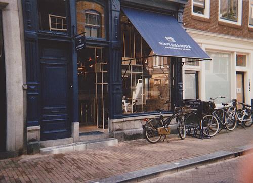 FACHADAS, ESCAPARATES Y RÓTULOS