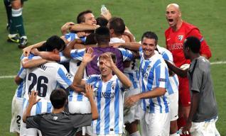 La plantilla del Málaga CF celebra sobre el césped del olímpico de Atenas su clasificación, con grito de rabia de Caballero, sonrisa amplia de Toulalan y saludo de Monreal. 