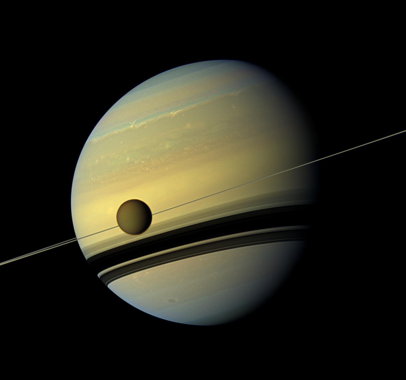 Saturno y Titán en color natural