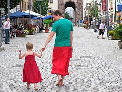 Nils Pickert, apoya a su hijo transexual visitiendo falda públicamente