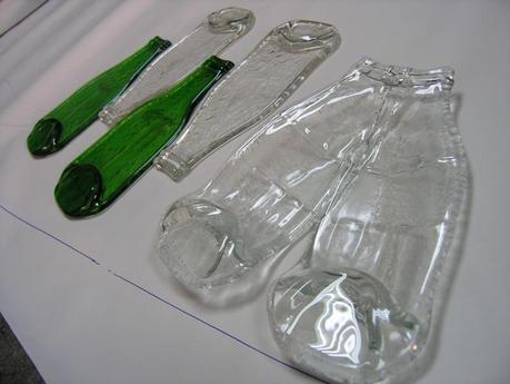 Como soy fanática de reciclar botellas de vidrio hoy les traigo como convertirlas en bandeja......