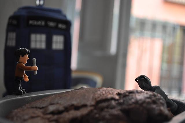 Doctor Who salva un bizcocho de chocolate!