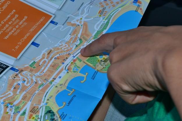 El GPS manual indicando por donde ir en Mónaco, en las manos de Janire
