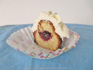 CUPCAKES CON MORAS Y BUTTERCREAM DE CHOCOLATE BLANCO