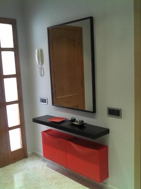 Trones y árbol perchero Swedese en el recibidor de Jacordon Trones y árbol perchero Swedese en el recibidor de Jacordon