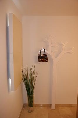 Trones y árbol perchero Swedese en el recibidor de Jacordon