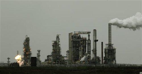 Refinery Fire Una refinería Tesoro Corp., incluyendo una llama de gas quemado que es parte normal de las operaciones de la planta, se muestra Viernes, 02 de abril 2010, en Anacortes, Washington Un incendio durante la noche y la explosión en la refinería dejó al menos tres personas que trabajan en la planta.